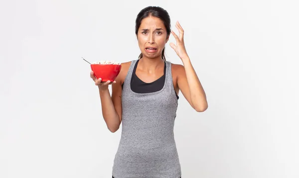 Jovem Hispânica Gritando Com Mãos Dieta Fitness Conceito Café Manhã — Fotografia de Stock