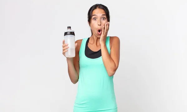 若いヒスパニック系の女性はショックを受け 水のボトルを持って怖がっています フィットネスのコンセプト — ストック写真