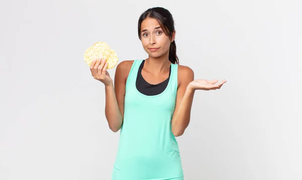 Joven Mujer Hispana Sintiéndose Desconcertada Confundida Dudando Concepto Dieta Fitness —  Fotos de Stock