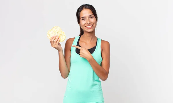 若いヒスパニック系の女性は陽気に笑顔 幸せを感じ 側を指しています フィットネスダイエットのコンセプト — ストック写真