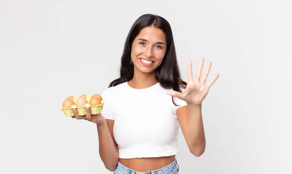 Jovem Hispânico Mulher Sorrindo Olhando Amigável Mostrando Número Cinco Segurando — Fotografia de Stock