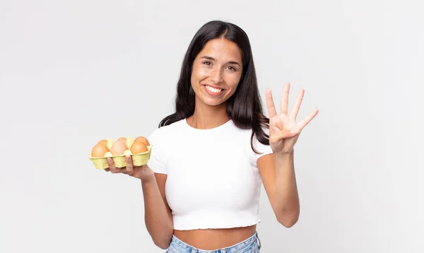 Giovane Donna Ispanica Sorridente Dall Aspetto Amichevole Mostrando Numero Quattro — Foto Stock