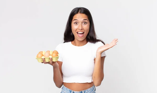 Jovem Hispânica Sentindo Feliz Surpreso Com Algo Inacreditável Segurando Uma — Fotografia de Stock