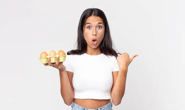 Giovane Donna Ispanica Guardando Stupito Nella Incredulità Tenendo Una Scatola — Foto Stock