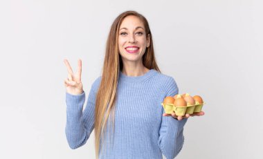 Yumurta kutusu tutan oldukça zayıf bir kadın.