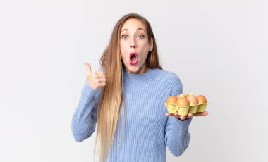 Yumurta kutusu tutan oldukça zayıf bir kadın.