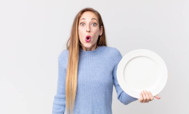 Boş tabağı tutan oldukça zayıf bir kadın.