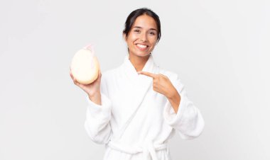 Güzel İspanyol kadın duştan sonra bornoz giyiyor.