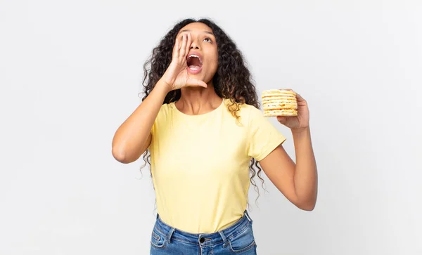 Mujer Bastante Hispana Sosteniendo Una Torta Arroz — Foto de Stock