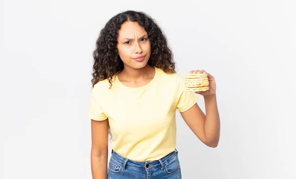 Bella Donna Ispanica Che Tiene Una Torta Riso Dieta — Foto Stock