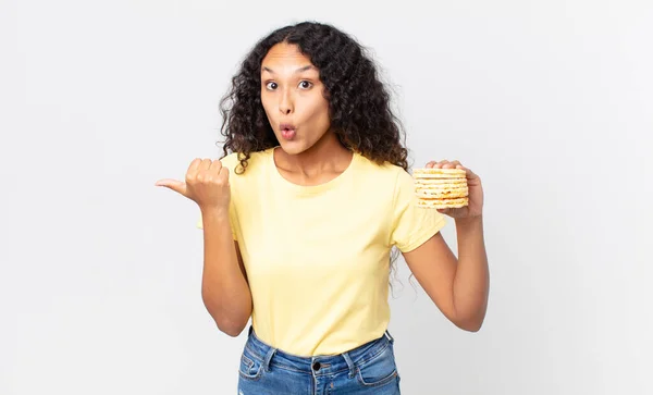 Mujer Bastante Hispana Sosteniendo Una Torta Arroz —  Fotos de Stock