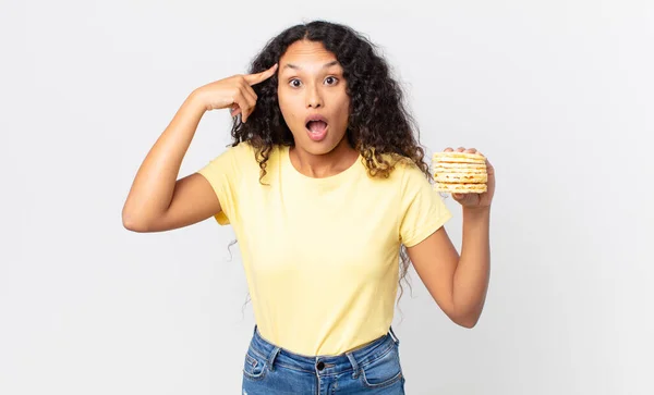 Bella Donna Ispanica Che Tiene Una Torta Riso Dieta — Foto Stock