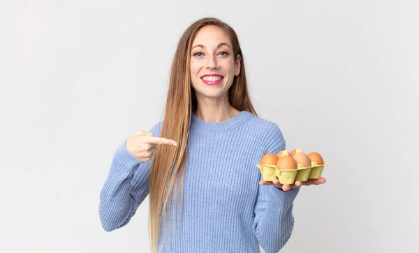 Mulher Muito Fina Segurando Uma Caixa Ovos — Fotografia de Stock