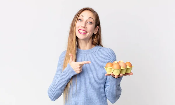 Mujer Bastante Delgada Sosteniendo Una Caja Huevos — Foto de Stock