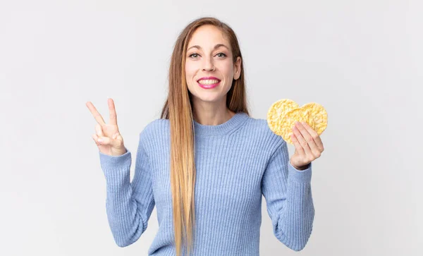 Pěkně Hubená Žena Držící Rýžové Dietní Koláče — Stock fotografie