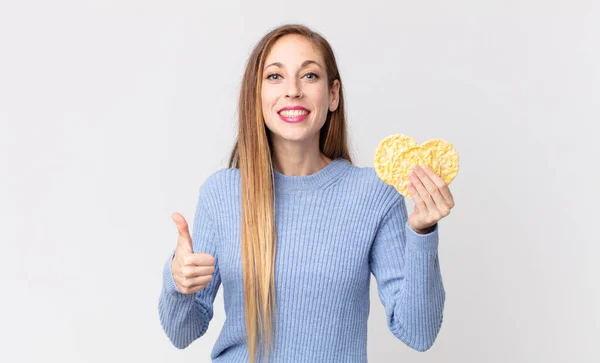 Mulher Muito Fina Segurando Uma Dieta Arroz Bolos — Fotografia de Stock