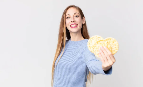 Mulher Muito Fina Segurando Uma Dieta Arroz Bolos — Fotografia de Stock