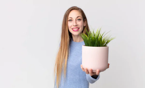 Mujer Bastante Delgada Sosteniendo Una Planta Decorativa Casa — Foto de Stock