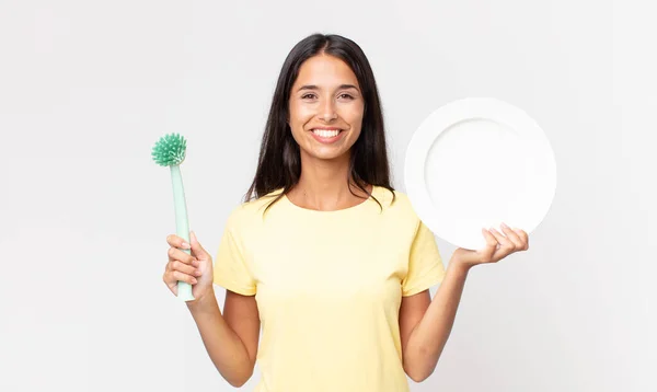 Mujer Hispana Bonita Sosteniendo Plato Limpio Epty — Foto de Stock