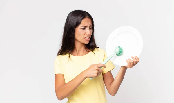 Pretty Hispanic Woman Holding Epty Clean Dish — Stock Photo, Image