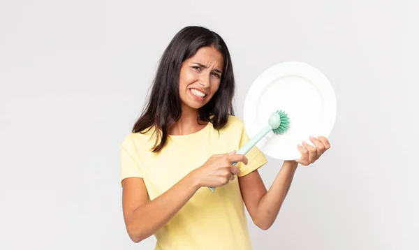 Mulher Bastante Hispânica Segurando Prato Limpo Epty — Fotografia de Stock