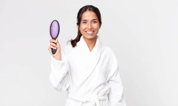 Jolie Femme Hispanique Portant Peignoir Tenant Une Brosse Cheveux — Photo