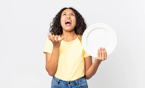 Pretty Hispanic Woman Holding Empty Clean Dish — Stock Photo, Image