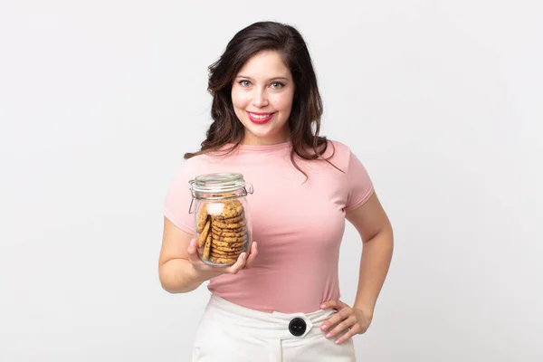 Bonita Mujer Sonriendo Felizmente Con Una Mano Cadera Confiado Sosteniendo — Foto de Stock