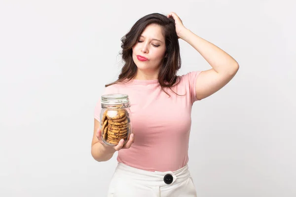 Bonita Mujer Sintiéndose Desconcertada Confundida Arañando Cabeza Sosteniendo Una Botella — Foto de Stock