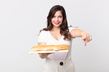 Güzel bir kadın kamerayı işaret ederek seni seçiyor ve elinde bir ekmek tepsisi tutuyor.