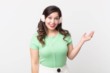 Güzel bir kadın kendini mutlu hisseder. Çözümü ya da kulaklıkla müzik dinlemeyi fark edince şaşırır.