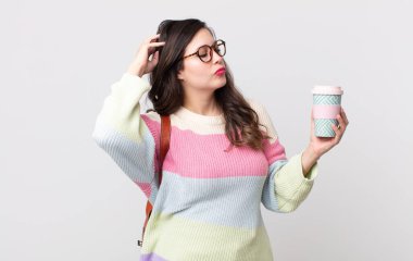 Güzel kadın şaşkın ve kafası karışık, kaşınan bir kafa hissediyor. öğrenci konsepti