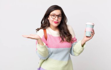 Güzel bir kadın şaşkın, şaşkın ve şüpheci hissediyor. öğrenci konsepti