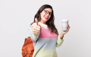 Güzel bir kadın gururlu, olumlu gülümsüyor. öğrenci konsepti