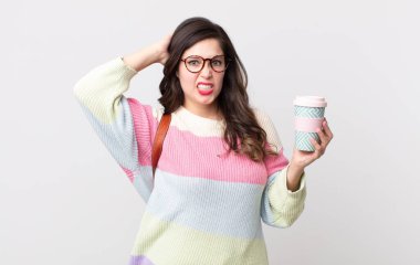 Güzel bir kadın stresli, endişeli ya da korkmuş hissediyor. Elleri başının üstünde. öğrenci konsepti