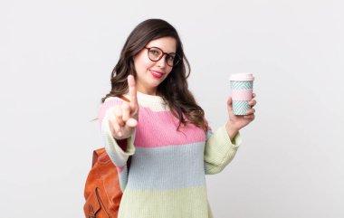 Güzel bayan gururla gülümsüyor ve kendinden emin bir numara oluyor. öğrenci konsepti