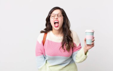 Güzel bir kadın agresif bir şekilde bağırıyor, çok kızgın görünüyor. öğrenci konsepti