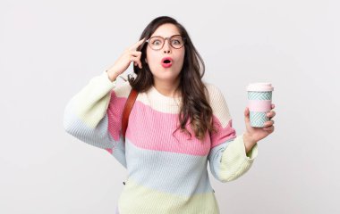 Güzel kadın şaşırmış görünüyor, yeni bir düşünce, fikir ya da konsept fark ediyor. öğrenci konsepti