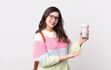 Güzel bir kadın neşeyle gülümser, mutlu hisseder ve bir konsept gösterir. öğrenci konsepti