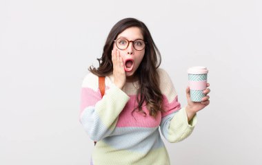 Güzel kadın şok olmuş ve korkmuş hissediyor. öğrenci konsepti