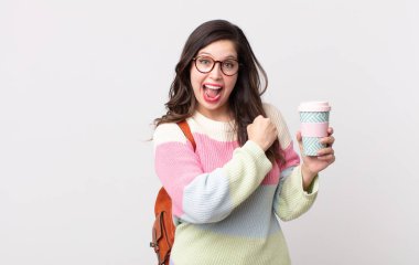 Güzel bir kadın kendini mutlu hisseder ve bir meydan okumayla yüzleşir ya da kutlama yapar. öğrenci konsepti