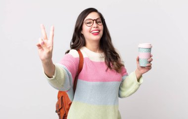 Güzel bayan gülümsüyor ve arkadaş canlısı görünüyor, ikinciyi gösteriyor. öğrenci konsepti