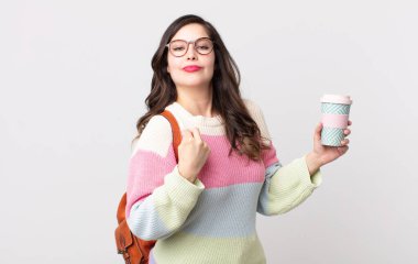 Güzel bir kadın kibirli, başarılı, pozitif ve gururlu görünüyor. öğrenci konsepti