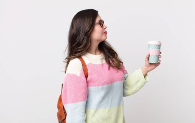 Profil görünümlü güzel bir kadın hayal kuruyor, hayal ediyor ya da hayal kuruyor. öğrenci konsepti