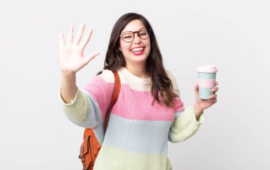 Güzel bayan gülümsüyor ve arkadaş canlısı görünüyor, beş numarayı gösteriyor. öğrenci konsepti