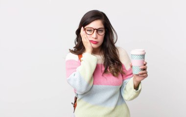 Güzel bir kadın bıkkın, hayal kırıklığına uğramış ve yorucu bir geceden sonra uykulu hissediyor. öğrenci konsepti