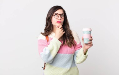 Düşünen, kuşkucu ve kafası karışık güzel bir kadın. öğrenci konsepti