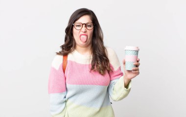 Güzel bir kadın tiksinmiş ve sinirlenmiş hisseder ve dilini dışarı çıkarır. öğrenci konsepti