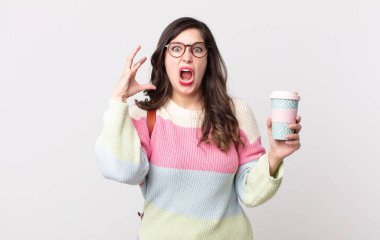 Güzel bir kadın ellerini havaya kaldırarak çığlık atıyor. öğrenci konsepti