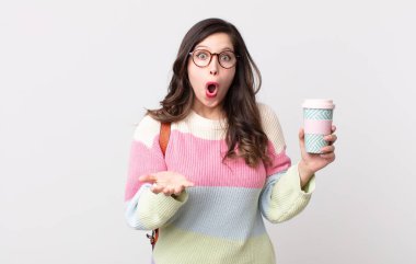 Güzel bir kadın son derece şaşırmış ve şok olmuş hissediyor. öğrenci konsepti